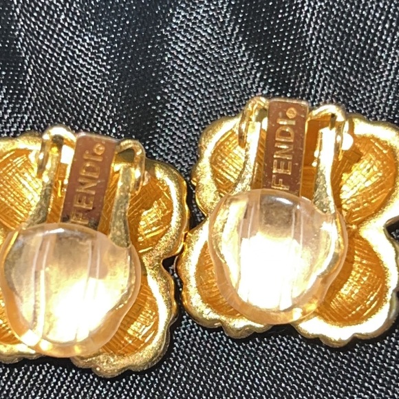 ✖️SOLD✖️ VINTAGE FENDI LOGO SIGNED GOLD DESIGNER RUNWAY CLIP-ON EARRINGS - Picture 3 of 6